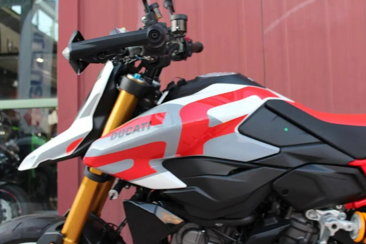 Ducati Hypermotard V2 SP (2026) (7)