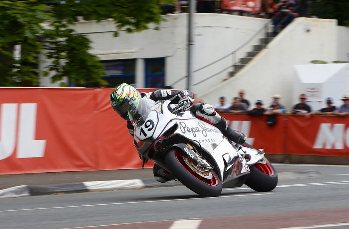 La Norton NRV4 impegnata a Quarterbridge durante il TT 2015