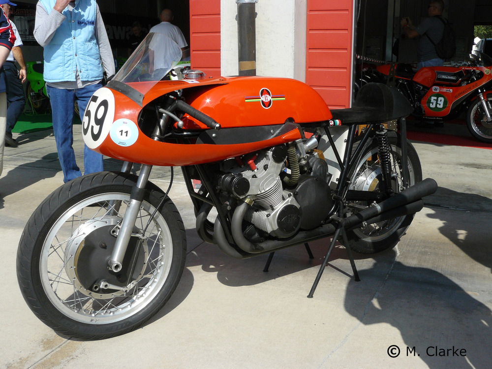 La Gilera 500 a quattro cilindri costituisce un meraviglioso esempio della classica scuola italiana degli anni Cinquanta. Il suo motore bialbero è arrivato a erogare circa 70 CV a 10500 giri/min