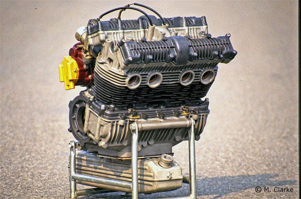 Nel motore della Benelli 500 del 1972 la bancata dei cilindri era costituita da un&rsquo;unica fusione incorporante il semibasamento che chiudeva superiormente la camera di manovella. Le valvole erano quattro per cilindro