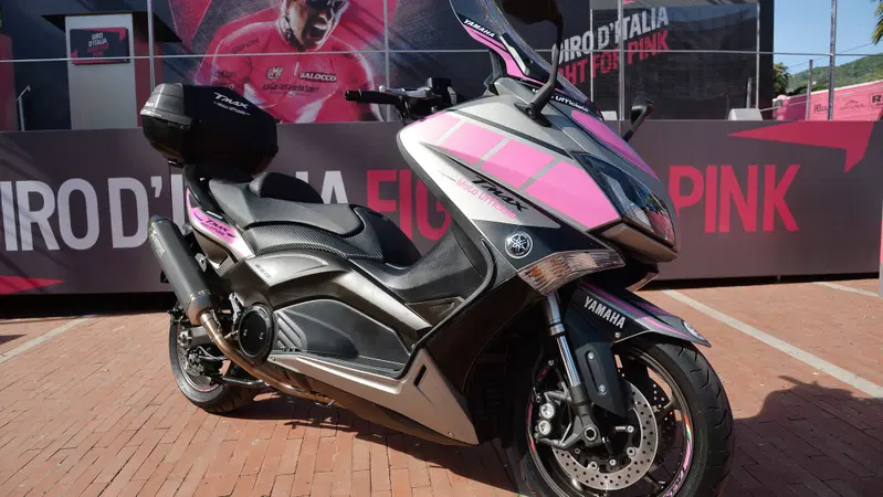 Yamaha TMAX: maxiscooter del Giro d'Italia 2015