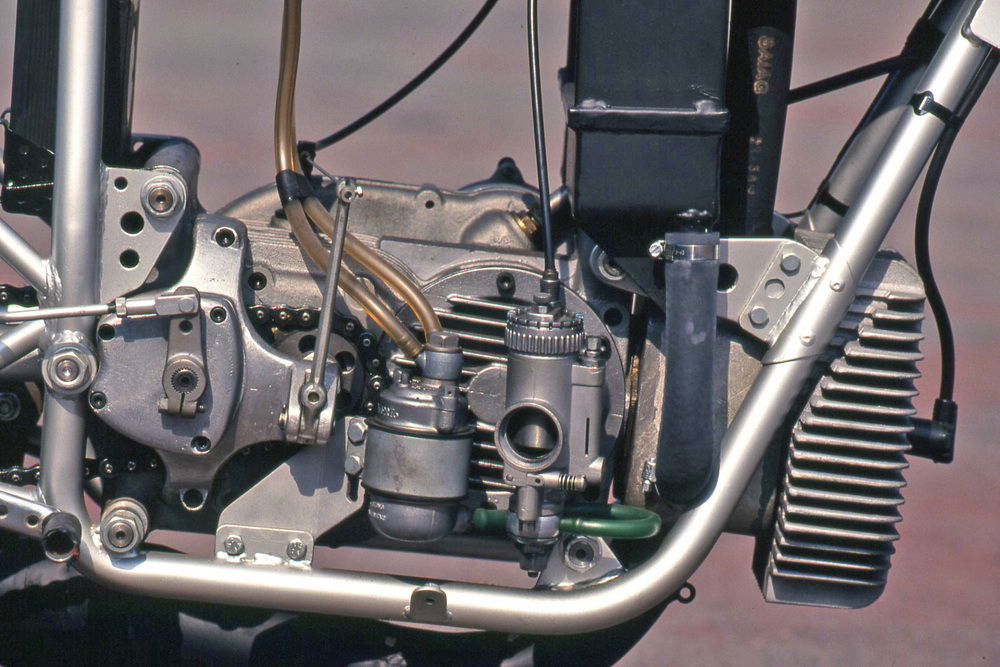 Il motore a cilindro orizzontale con raffreddamento “misto” (la testa è ad aria) della Mondial 125 GP del 1964, disegnata da Francesco Villa, aveva il disco rotante sul lato destro. La potenza era di 24 CV a 11000 giri/min