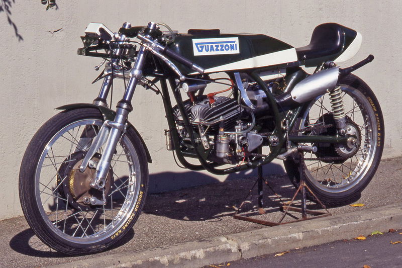 La bellissima Guazzoni 125 bicilindrica da Gran Premio del 1970 era dotata di un disco rotante (e di un carburatore) a ciascun lato del motore