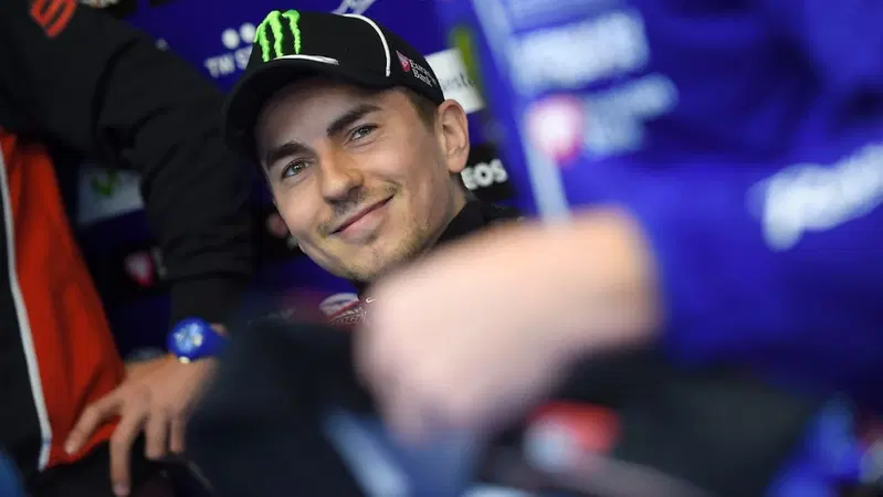 MotoGP 2015, Le Mans. FP3, Lorenzo batte Iannone sul finale