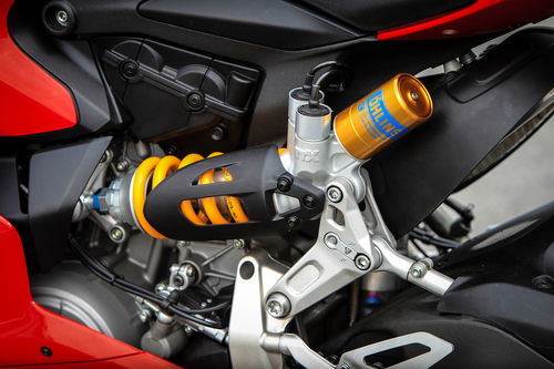 Sistema Ohlins Mechatronic anche sul mono posteriore posizionato asimmetricamente sulla sinistra della moto