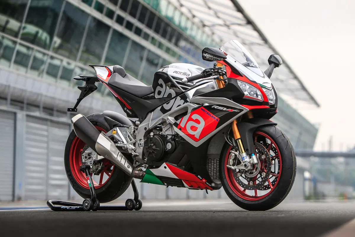 Supersportive 2015: Aprilia RSV4 RF Statiche