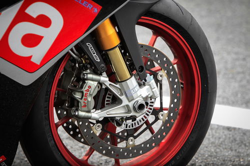 Impianto frenante allo stato dell'arte: pinze Brembo M4.32 con race ABS 