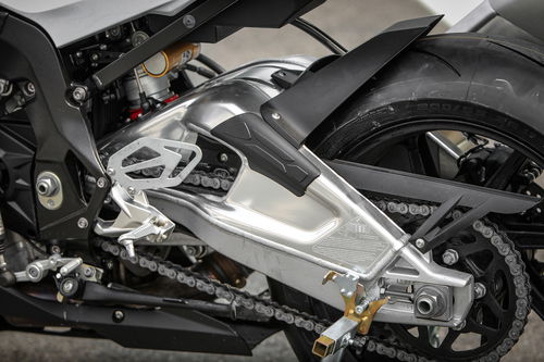 Il sagomassimo forcellone della S1000RR 2015