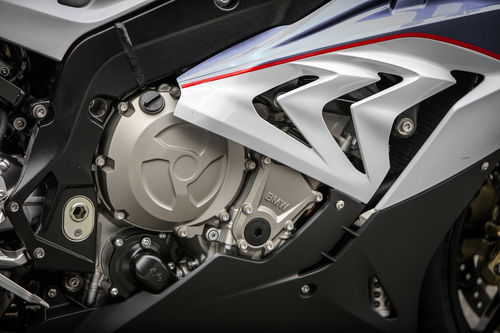 Restano, anche se con differente andamento, i tagli asimmetrici sulla carenatura della BMW S1000RR