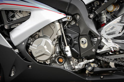 Quickshifter attivo anche in scalata per la BMW S1000RR