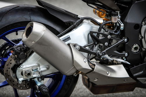 Un dettaglio dello scarico della Yamaha YZF-R1M