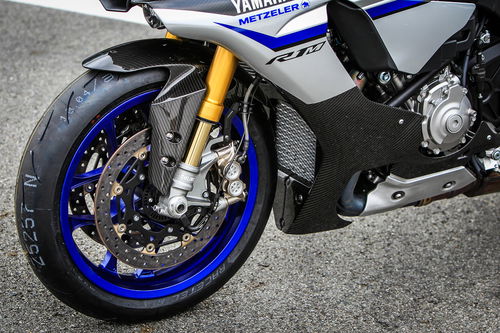 La Yamaha YZF-R1 2015 è la prima sportiva giapponese ad essere dotata di raccordi freno in treccia aeronautica