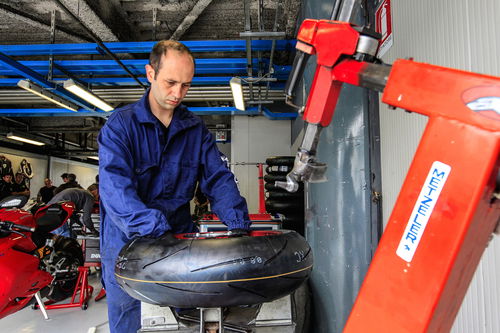 Un momento del lavoro dei tecnici Metzeler