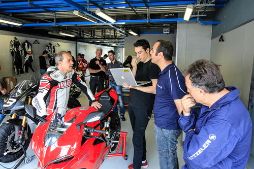 Luca Cadalora al debriefing con Alessandro Abate di Metzeler