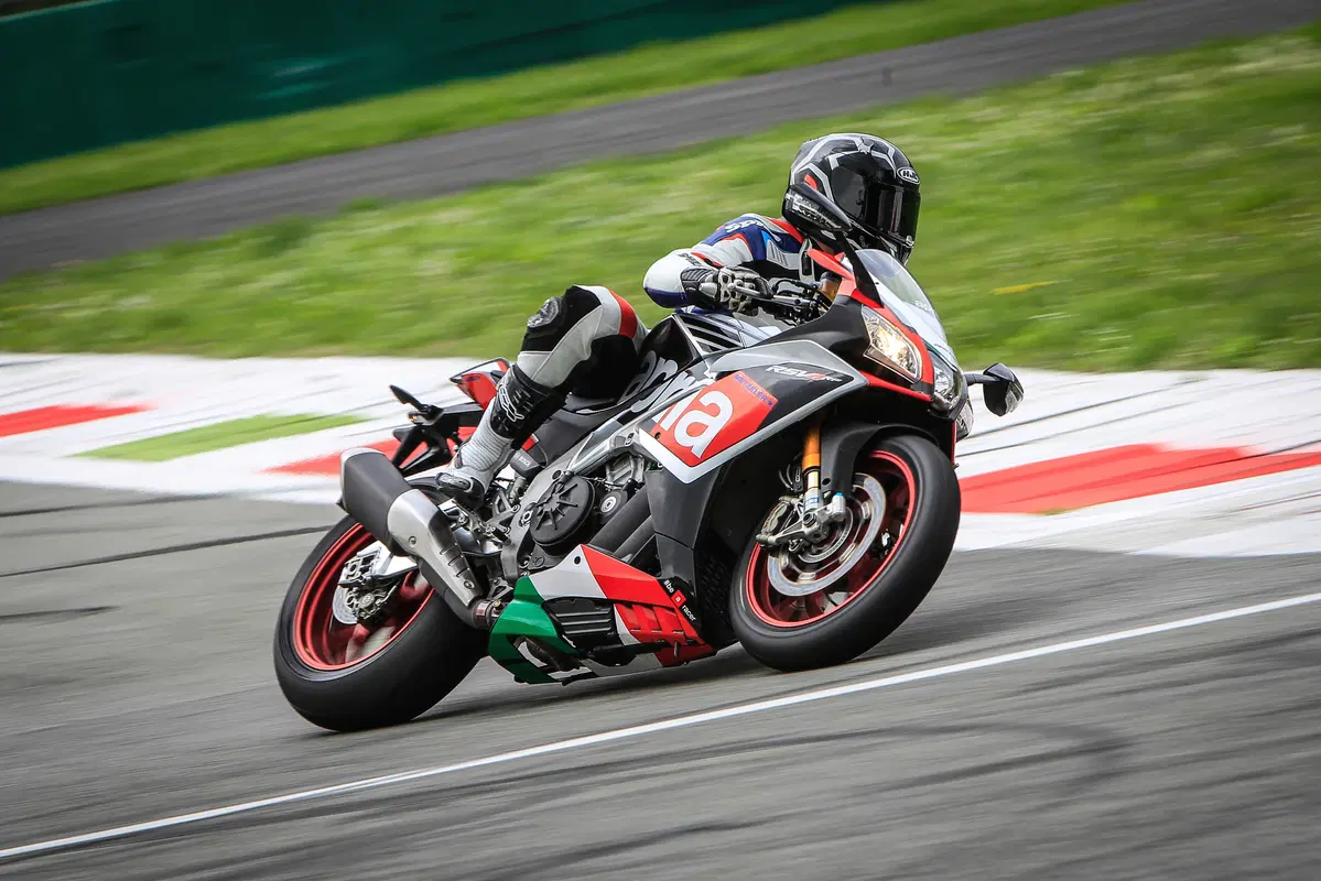 Supersportive 2015: Aprilia RSV4 (2)