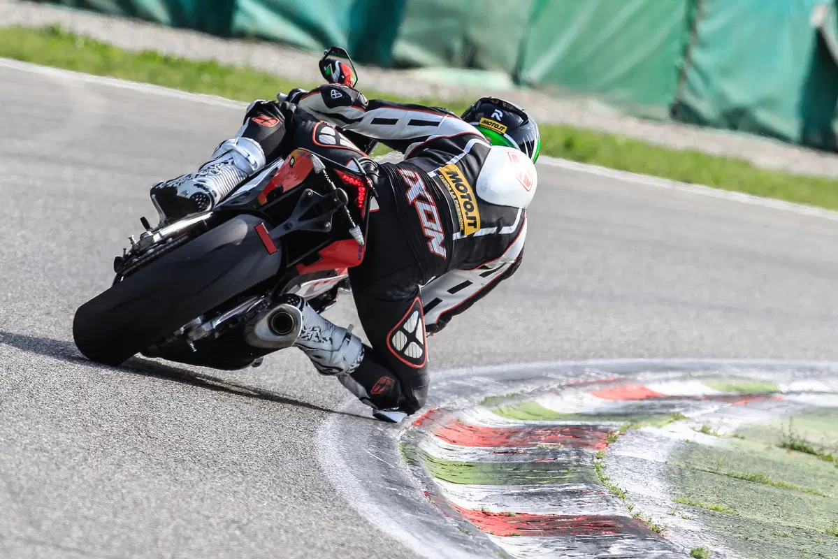 Supersportive 2015: Aprilia RSV4