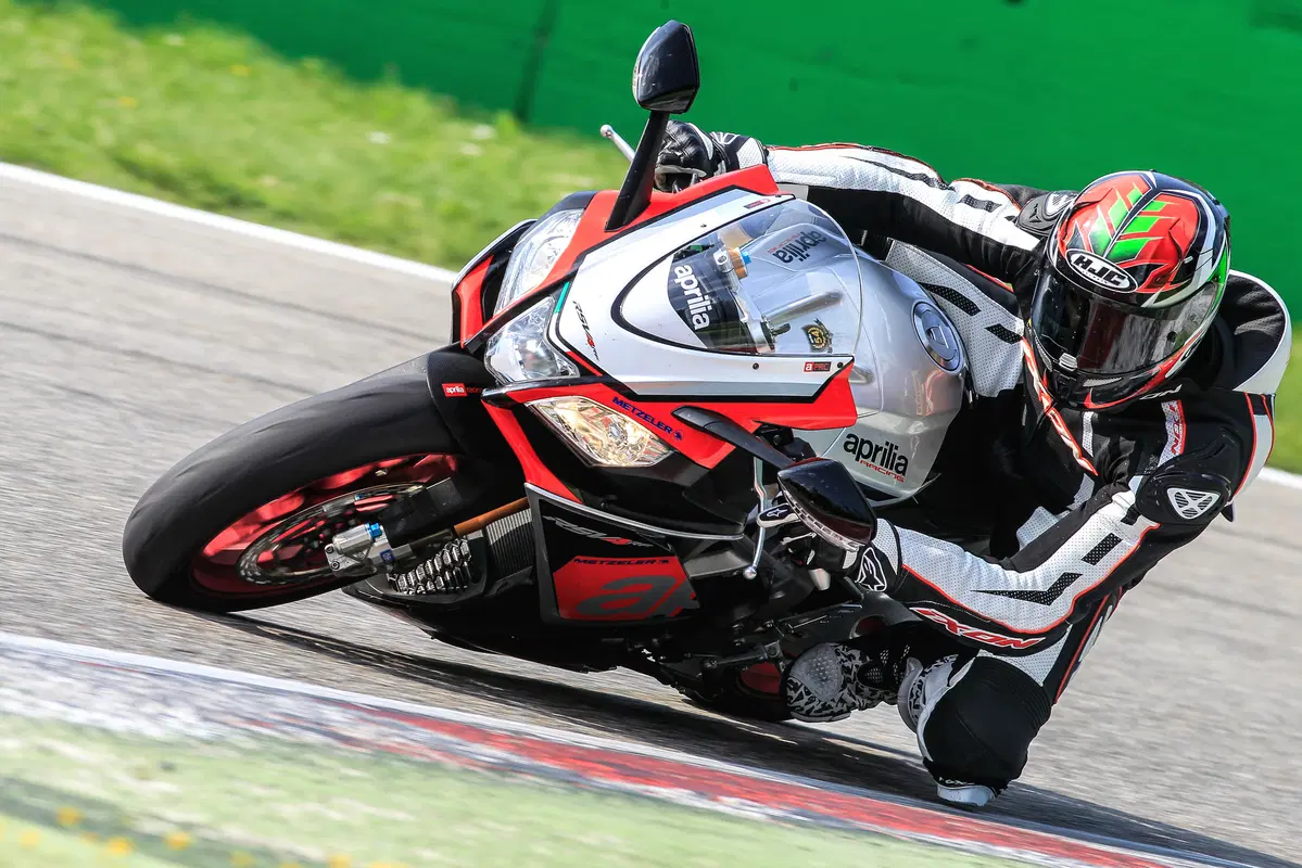 Supersportive 2015: Aprilia RSV4 (3)