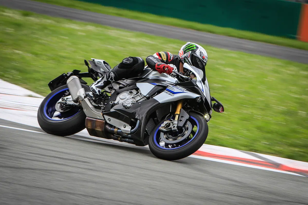 Supersportive 2015: YZF-R1M