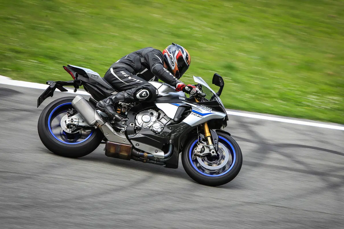 Supersportive 2015: YZF-R1M (2)
