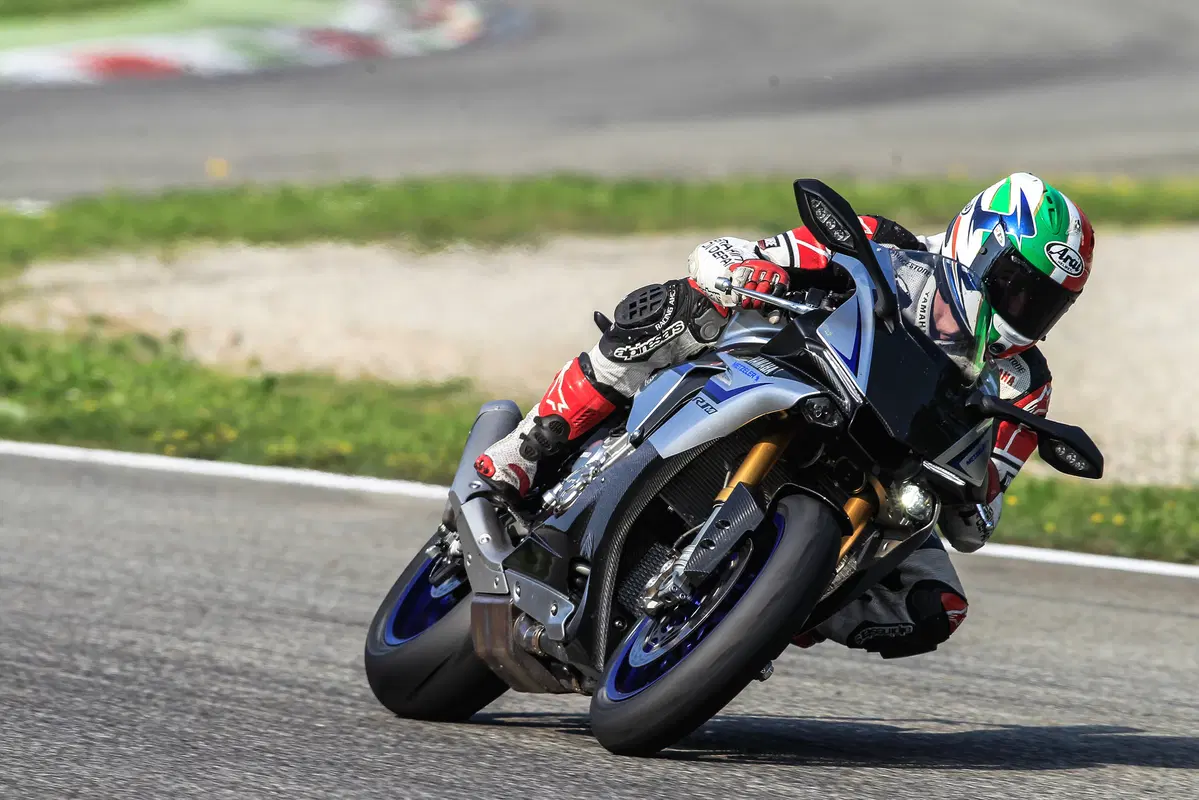 Supersportive 2015: YZF-R1M (3)