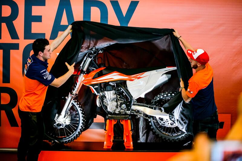 Cairoli e Herlings presentano la nuova SX 450 F