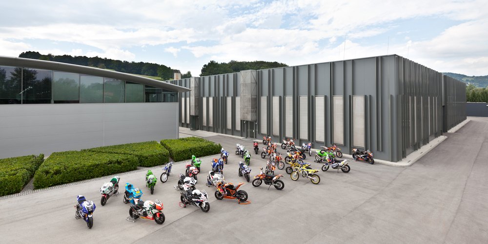 Lo stabilimento Akrapovic di Ivančna Gorica, con le moto esposte nel museo del reparto corse in... libera uscita
