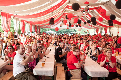 Si festeggia tutti insieme: Alojz Trstenjak, capo della ricerca e sviluppo racing, nel tendone da Oktoberfest con i suoi ragazzi