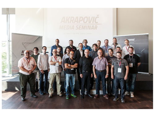 Una foto di gruppo per il primo Akrapovic Media Seminar. Al centro, il fondatore Igor Akrapovic; dietro di lui il CEO Uros Rosa