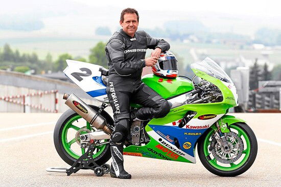 Jochen Schmid ad una rievocazione con la sua Kawasaki (foto Speedweek)