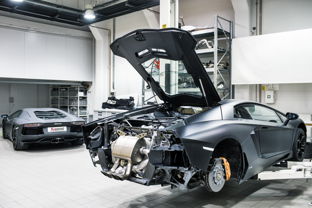 Lo scarico per la Lamborghini Aventador, in gran parte realizzato in titanio