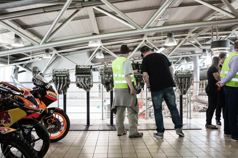 Il grande lavoro per la produzione di serie non prescinde dall'attivit&agrave; racing, come dimostra il piccolo museo del reparto corse Akrapovic