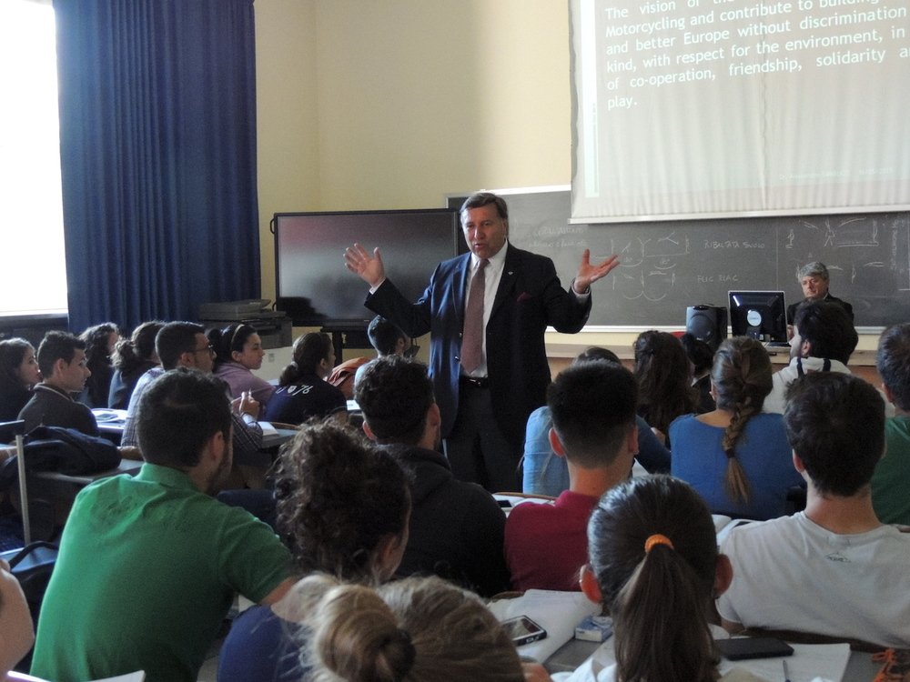 Wolfgang Srb, Presidente di FIM Europe, parla agli studenti dello IUSM.