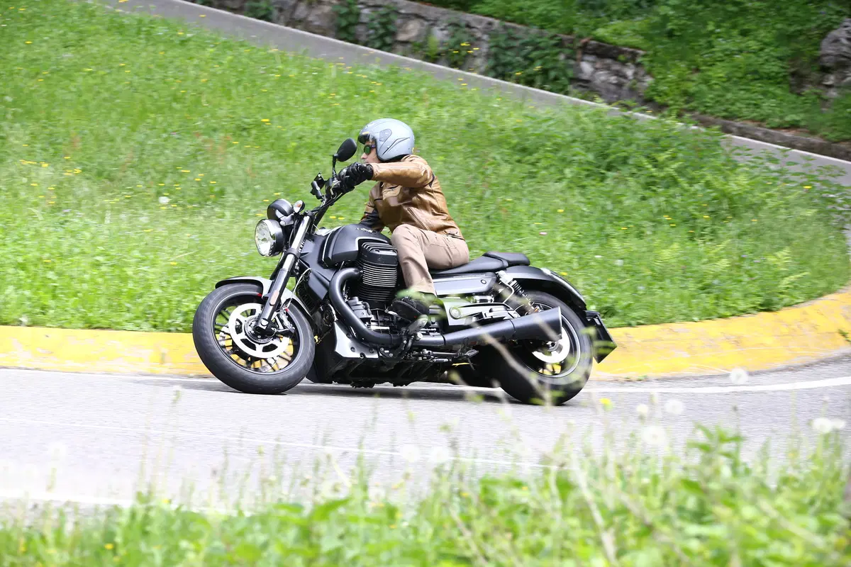 Moto Guzzi Audace (2)