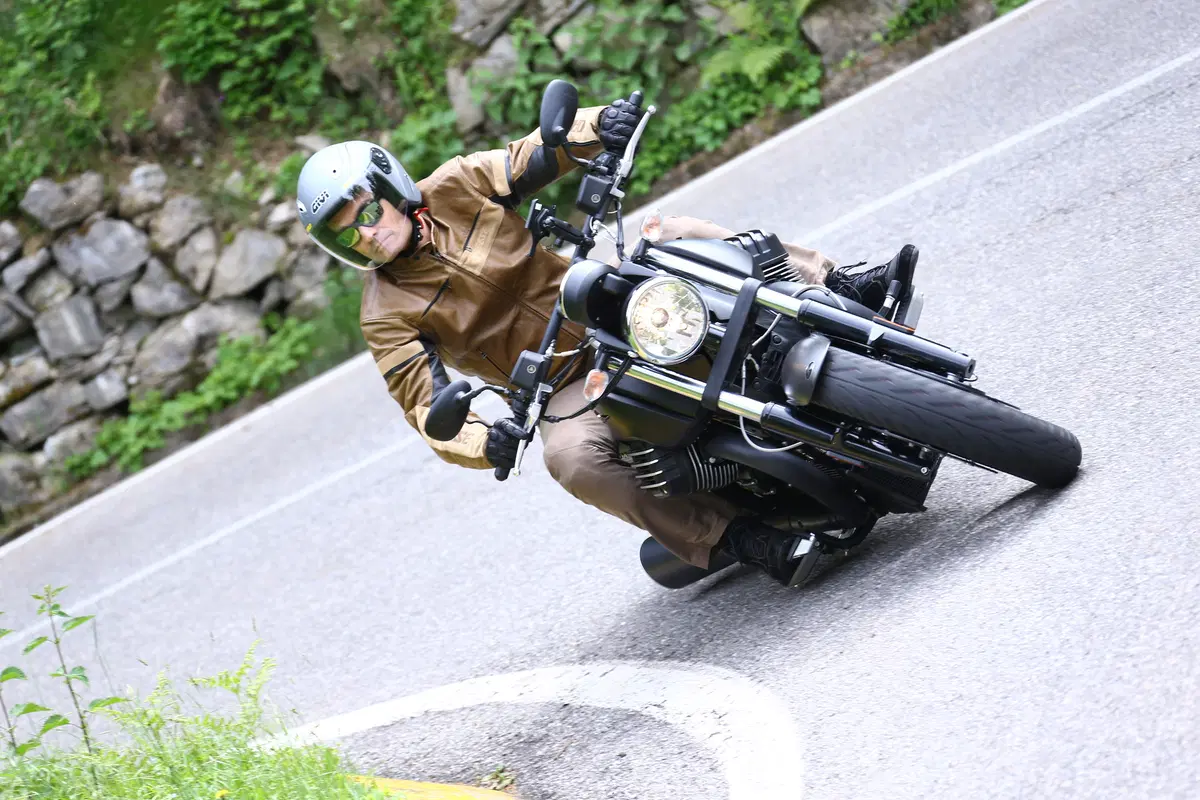 Moto Guzzi Audace (5)