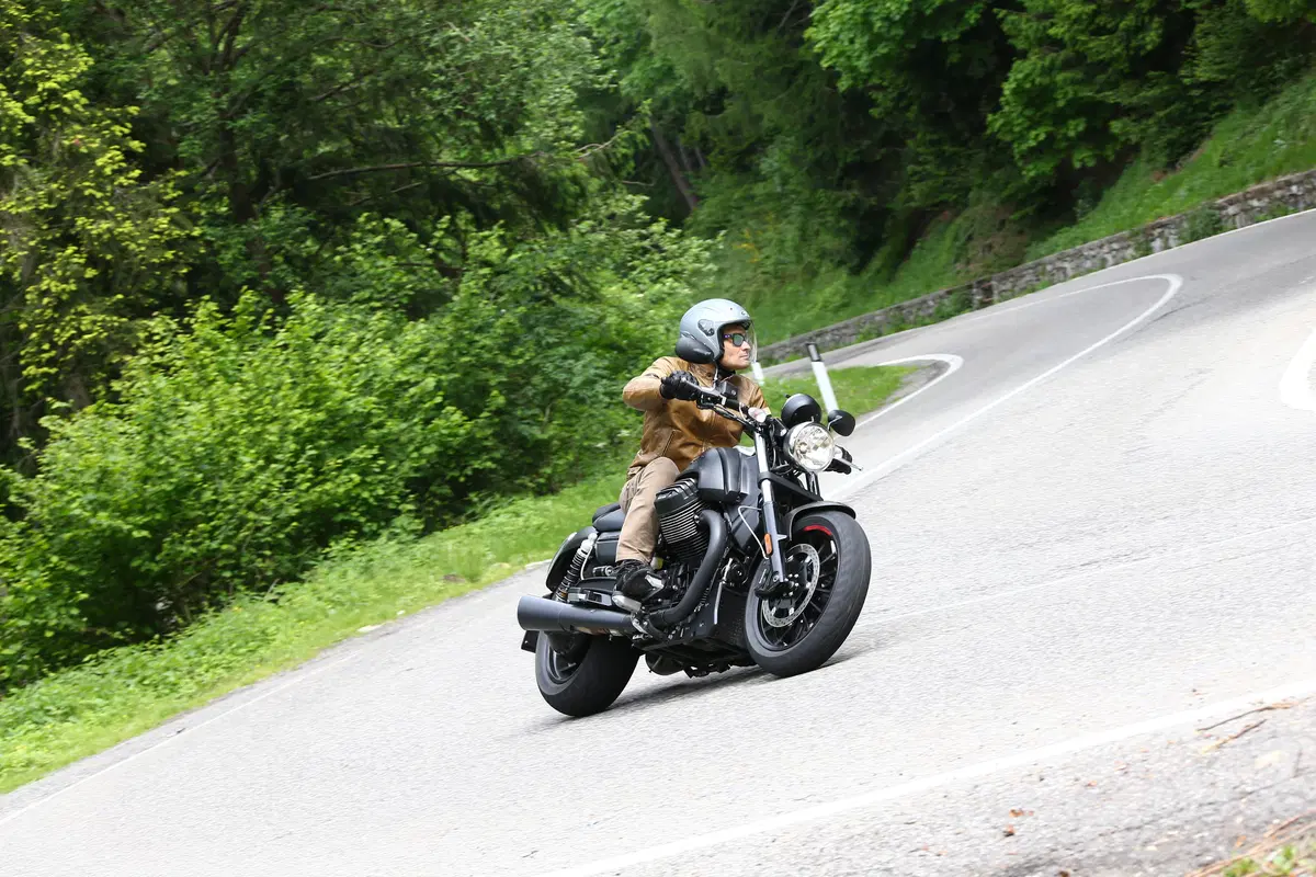 Moto Guzzi Audace (3)