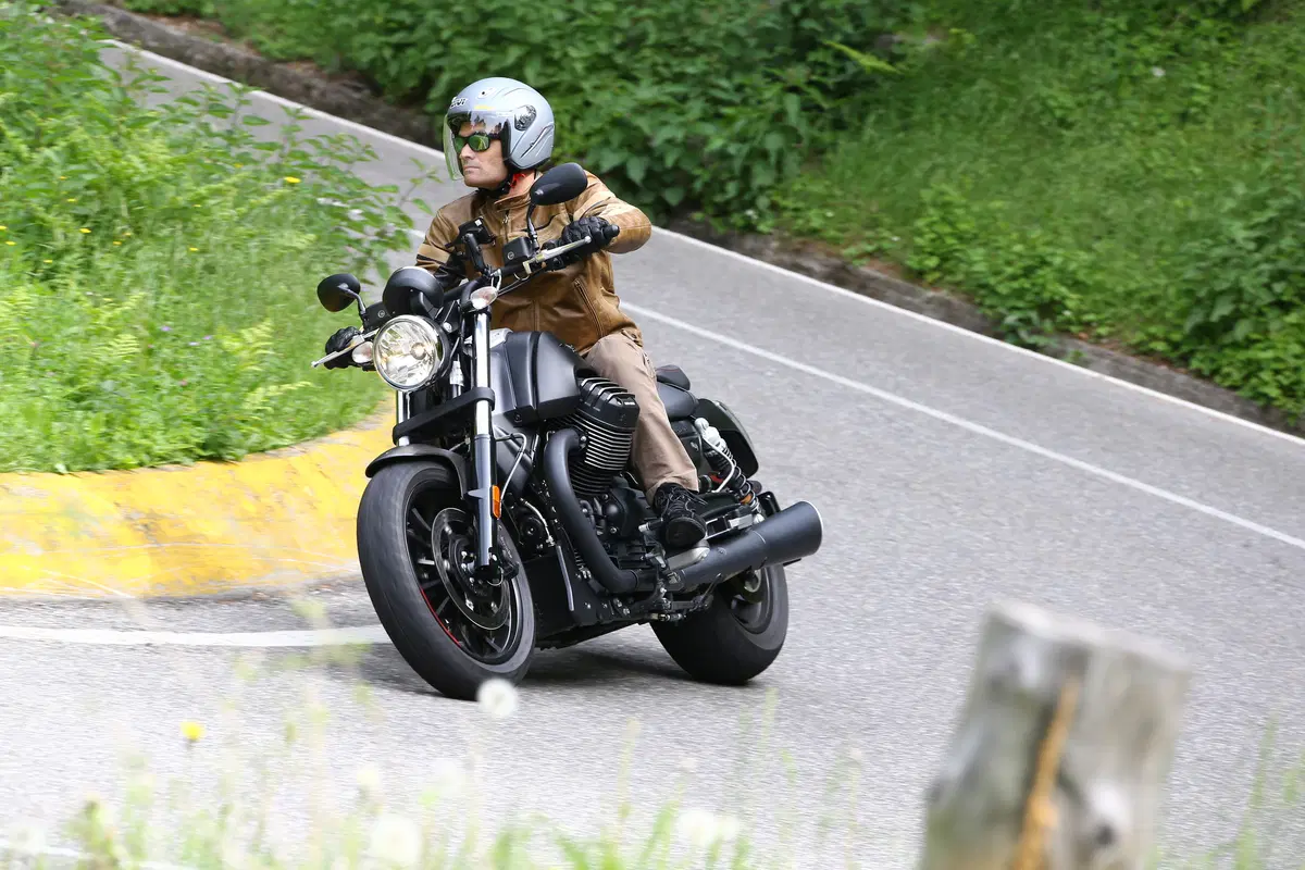 Moto Guzzi Audace (6)