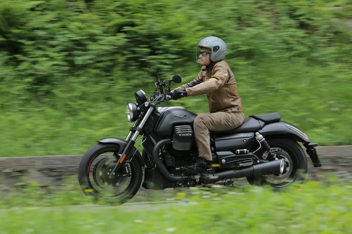 Moto Guzzi Audace (7)