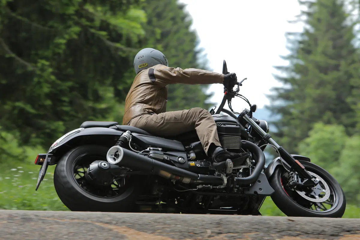 Moto Guzzi Audace (9)