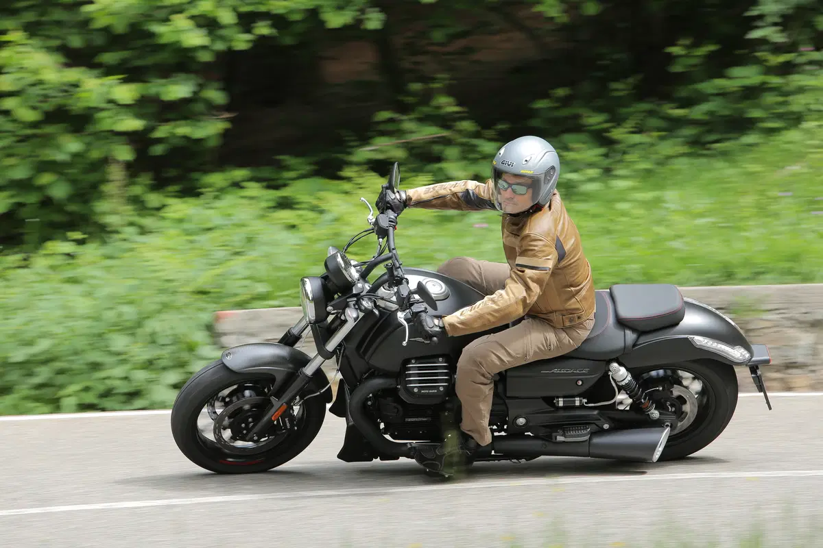 Moto Guzzi Audace (12)
