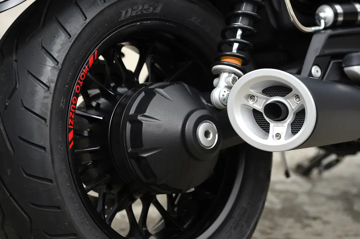 Moto Guzzi Audace (17)