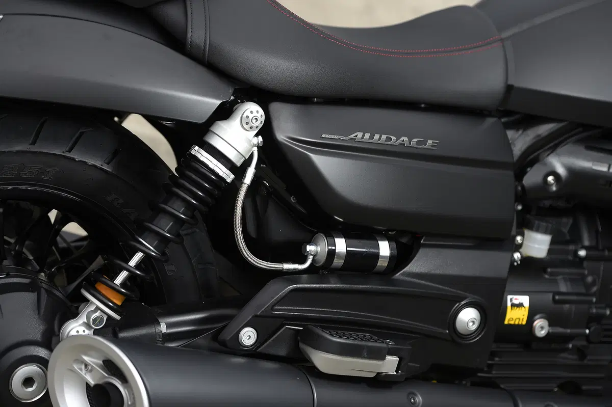 Moto Guzzi Audace (22)