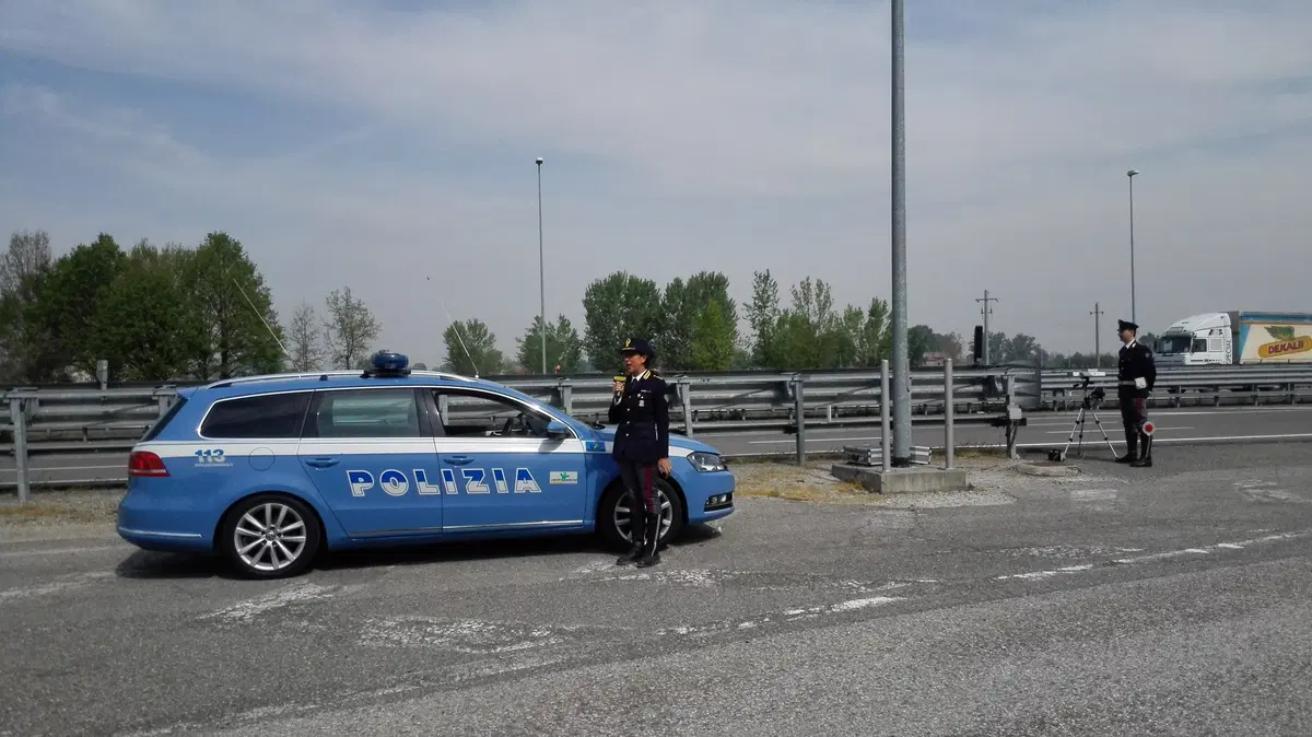 Polizia Stradale in azione: ostacolo in carreggiata e guida pericolosa - Moto.it (2)