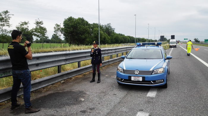 La dottoressa Deledda raccomanda di non scendere mai dall'auto per rimuovere oggetti dalla sede stradale