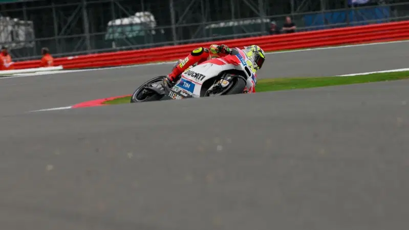 MotoGP. Iannone segna il miglior tempo nelle FP2 a Silverstone