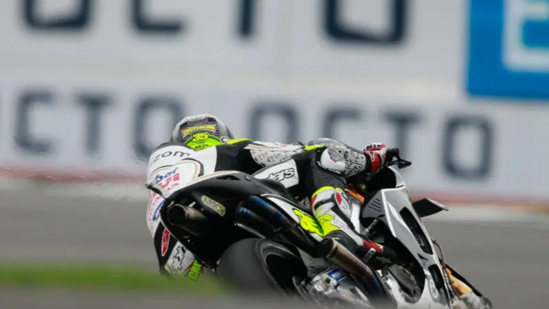 MotoGP. Crutchlow conquista le qualifiche (bagnate) a Silverstone