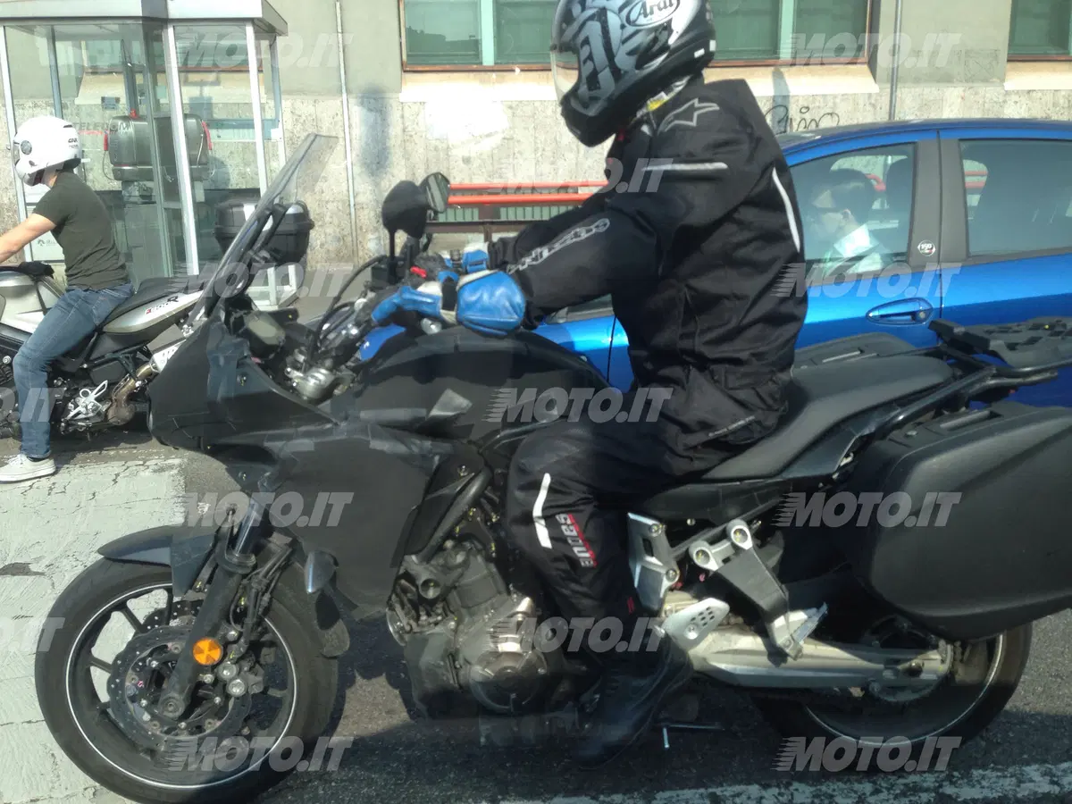 Yamaha MT-07 Crossover 2016: Spy photo (2)