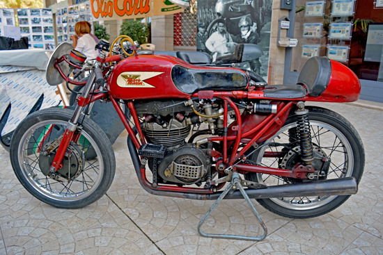 La Morini 250 bialbero portata a Ospedaletti da Marzio Provini non era quella che siamo abituati a vedere. Si tratta infatti di un prototipo del 1960 con telaio primo tipo fortemente modificato anche con aggiunta di elementi tubolari nelle zone anteriore e posteriore