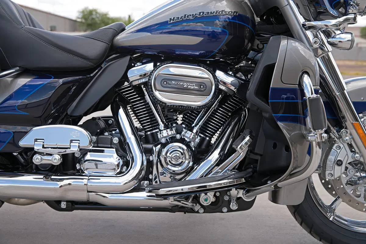 Harley-Davidson CVO - Custom Vehicle Operations 114 Limited (2017) (2)
