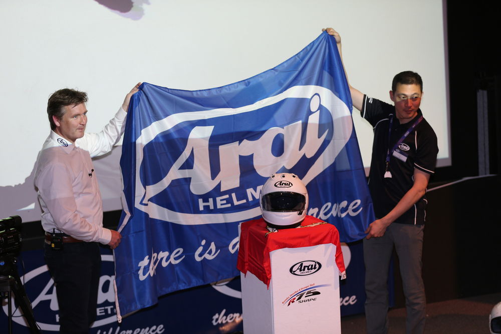 Il disvelo di Arai RX-7V ad opera di Ingmar Stroeven ed Akihito Arai, managing directors di Arai Europe