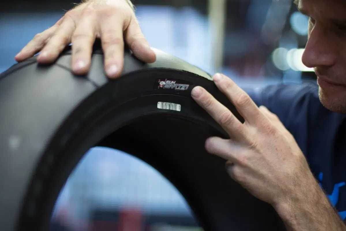 Metzeler Racetec RR Guy Martin Special Edition (2)